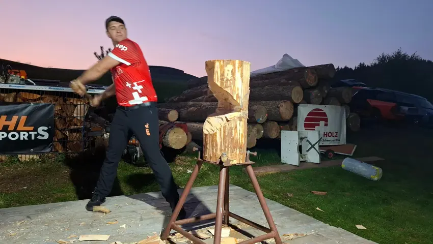 Einen Baumstamm so schnell wie möglich mit der Axt zu durchtrennen, ist eine der Disziplinen beim Timbersports.