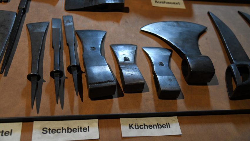  Im Museumsraum können Besucherinnen und Besucher Werkzeuge besichtigen, wie sie in der Hammerschmiede einst hergestellt wurden. 
