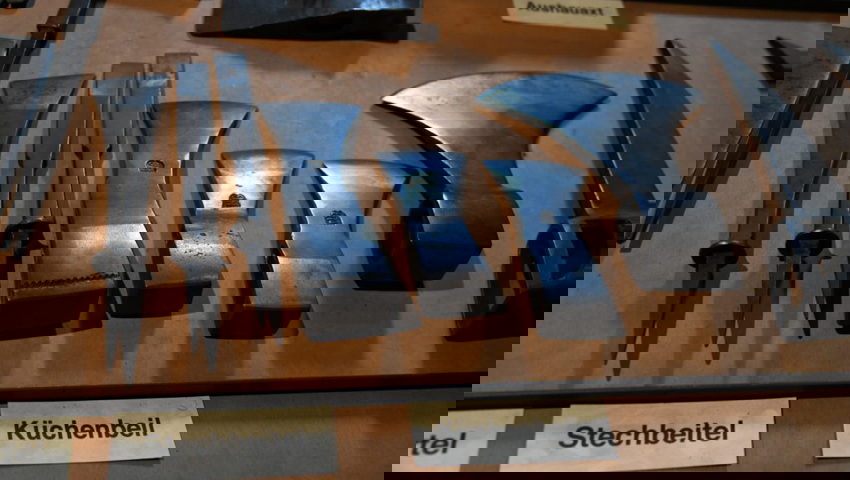  Im Museumsraum können Besucherinnen und Besucher Werkzeuge besichtigen, wie sie in der Hammerschmiede einst hergestellt wurden. 