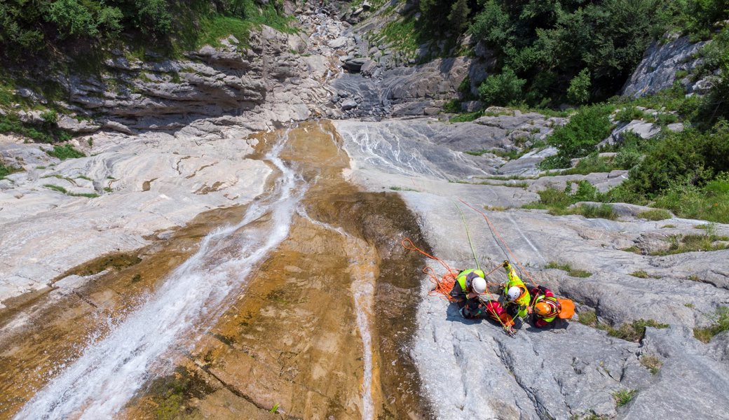 Als Einheit bis ans Ziel: Um gemeinsam in gefährlichen Situationen andere Menschen zu retten, ist von den Canyoningfachspezialisten der Alpinen Rettung Schweiz viel Teamarbeit gefragt.