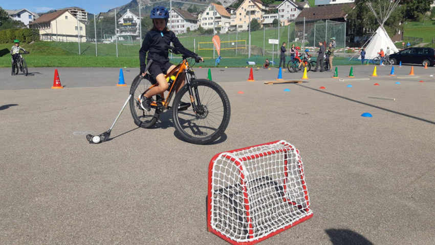  Herausfordernd: Einhändig fahren und dabei Unihockey spielen. 