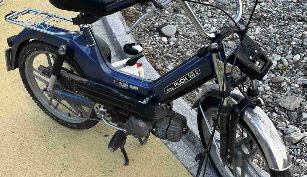 Der Mofa-Lenker wurde verletzt.