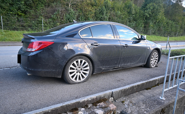 Ausweichmanöver endet mit doppeltem Platten – Zeugen gesucht