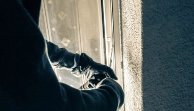 Ein nicht geschlossenes Fenster hat gereicht: Bargeld und Tresor gestohlen