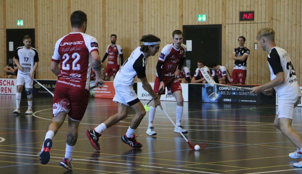  Rangers-Spieler Manuel Egli hält den Ball in den eigenen Reihen. 