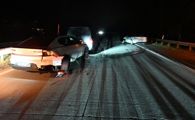 Mehrstündige Autobahnsperrung nach Massenkarambolage