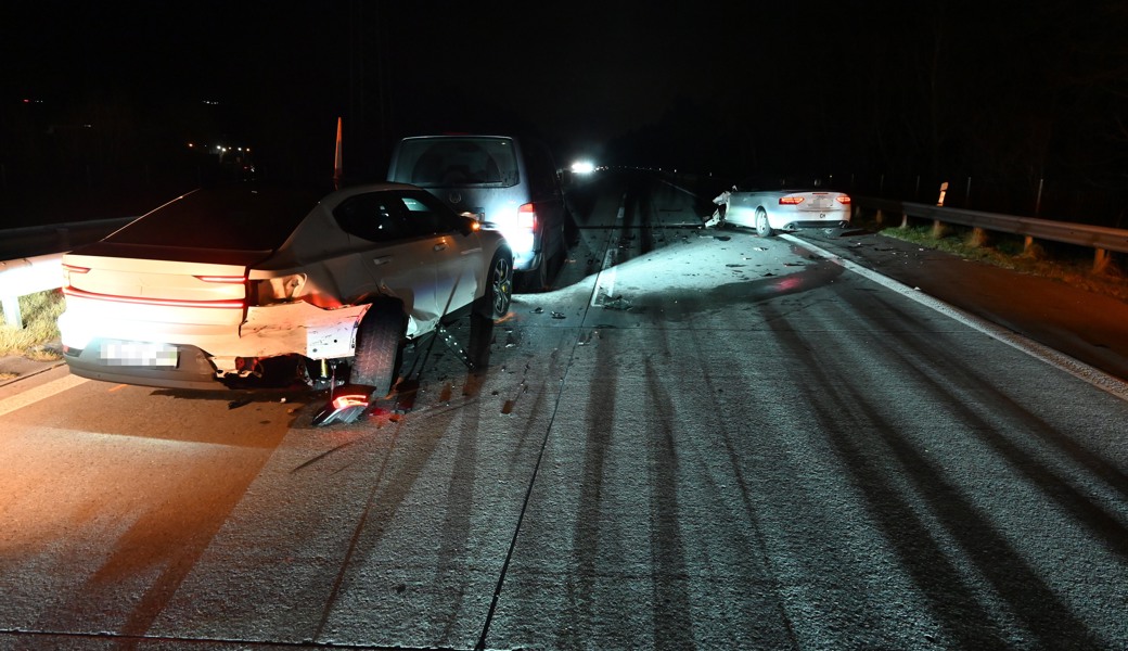 Drei Autos kamen auf der Überholspur zum Stillstand.