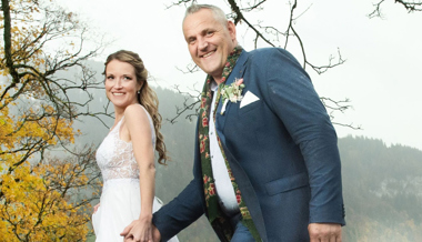 Ein vierbeiniger Rasenmäher zur Hochzeit: Schwingerkönig Nöldi Forrer hat Ja gesagt