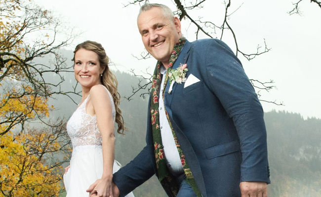 Ein vierbeiniger Rasenmäher zur Hochzeit: Schwingerkönig Nöldi Forrer hat Ja gesagt