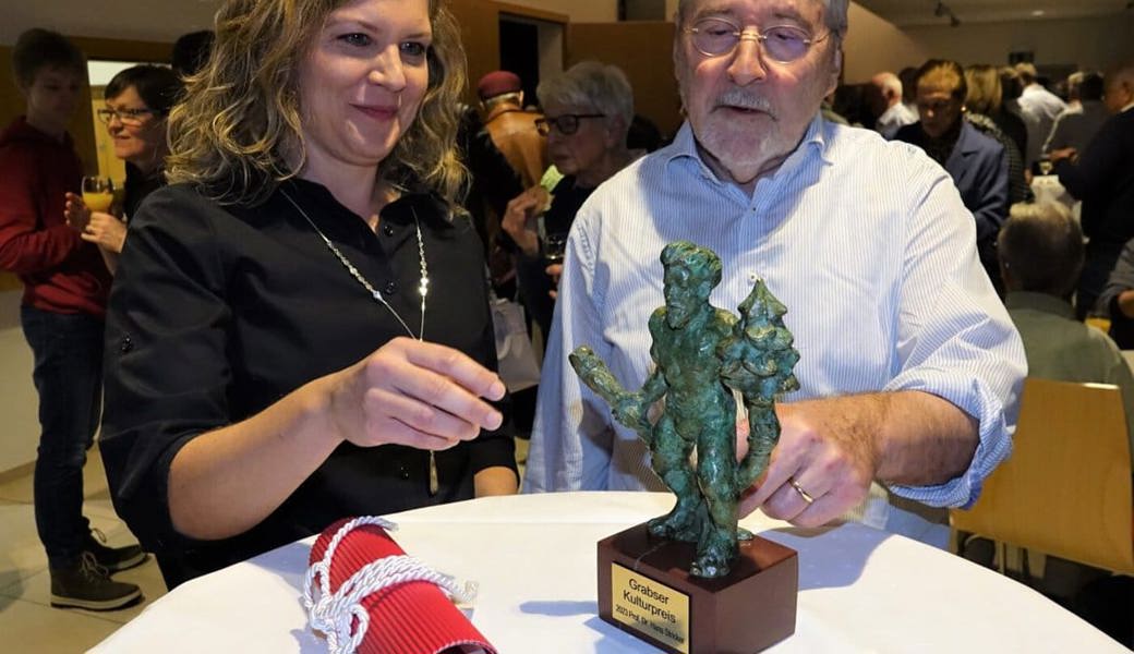  Sibylle Good überreicht den mit 1500 Franken dotierten Grabser Kulturpreis und den Wanderpreis in Form des Grabser Mannlis an Prof. Dr. Hans Stricker. Bilder: Hanspeter Thurnherr