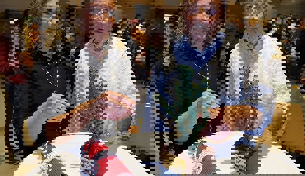  Sibylle Good überreicht den mit 1500 Franken dotierten Grabser Kulturpreis und den Wanderpreis in Form des Grabser Mannlis an Prof. Dr. Hans Stricker. Bilder: Hanspeter Thurnherr