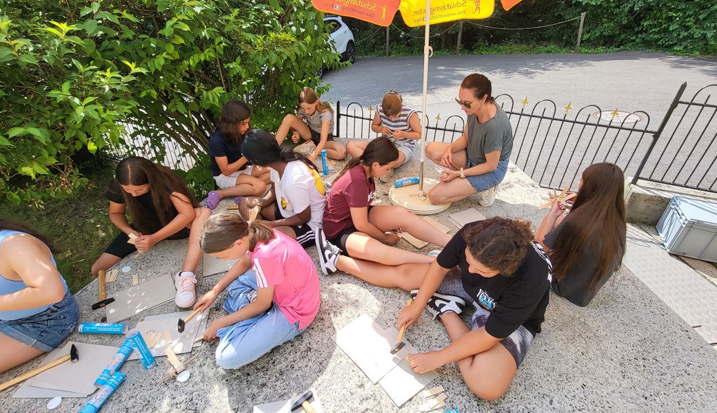 Die selbst gebauten kleinen Wasserräder aus Holz wurden im Bach auf ihre Funktion getestet.