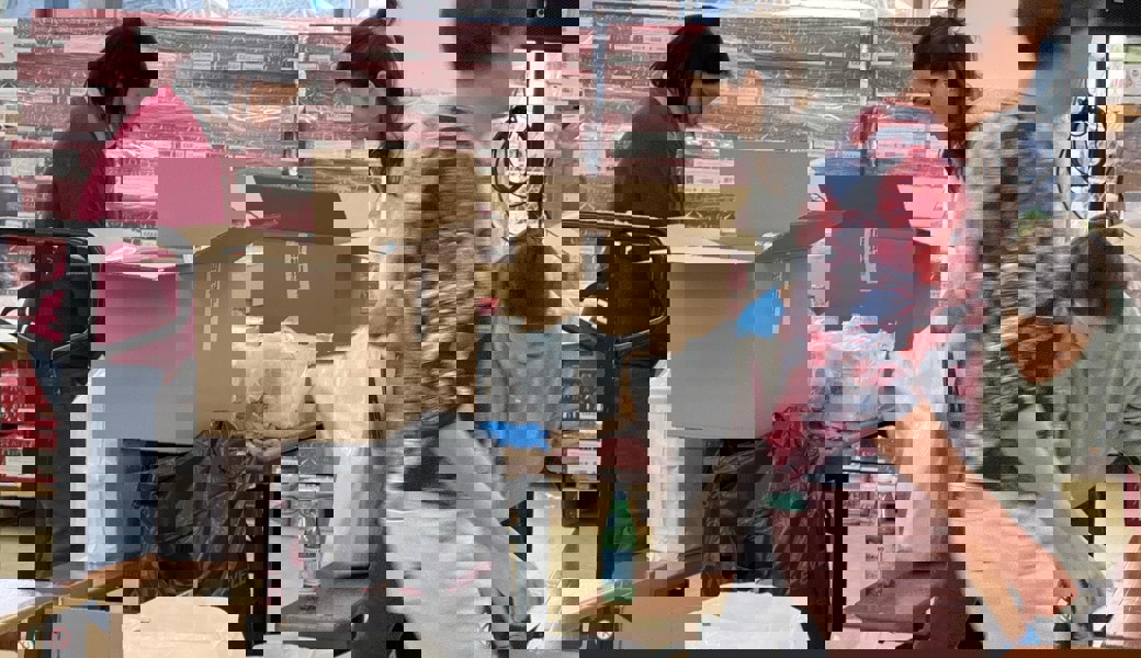 Freiwillige verpacken Waren für die Aktion «2 × Weihnachten».