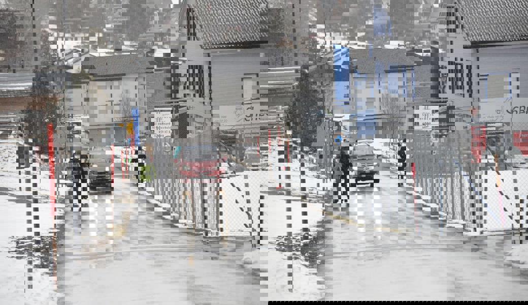  Gerade im Winter kann ein Trottoir auf der linken Seite der Munzenrietstrasse die Sicherheit der Fussgänger verbessern. 