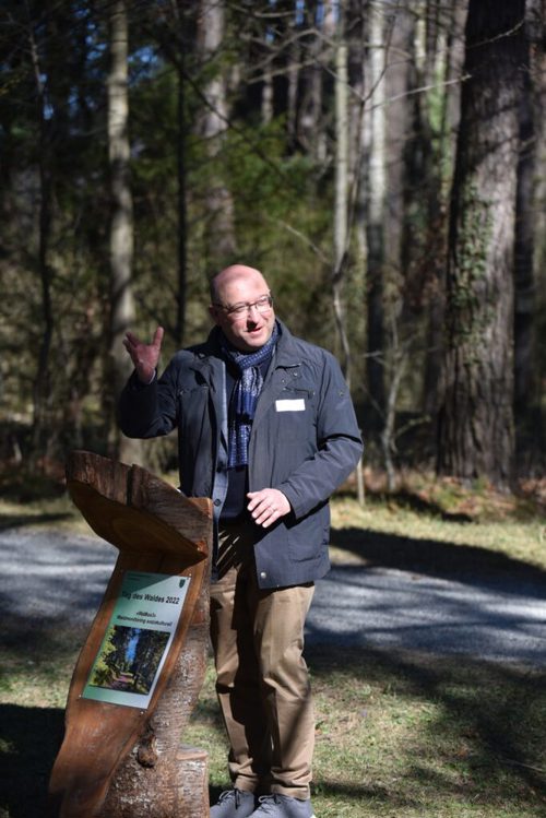  Im Giessenpark in Bad Ragaz am St. Galler Tag des Waldes: Referent Beat Tinner gibt seiner Freude darüber Ausdruck, dass das Volk die Waldpolitik des Kantons schätzt.