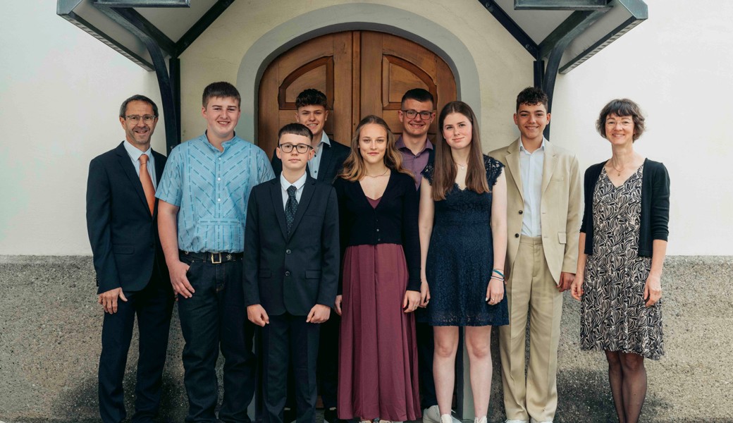 Auf dem Bild sind die Konfirmanden mit Diakon Hansandres Egli und Pfarrerin Beate Drafehn zu sehen.