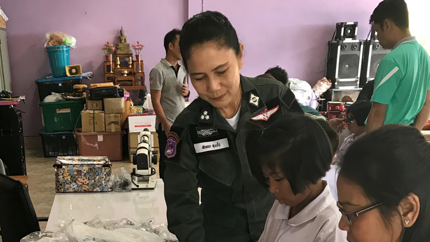 Brillenverteilung in Thailand.