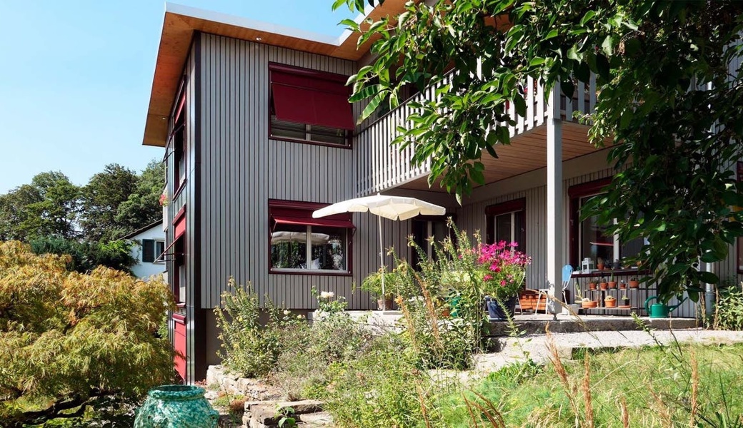 Dieses Einfamilienhaus ist umgebaut worden, und die Eigentümerin vermietet jetzt zwei Wohnungen.