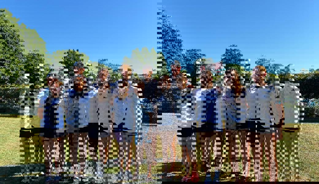 Allen Grund zur Freude: Der Nachwuchs mit Coach Milan Stojilkovic und Coach Milos Milosevic