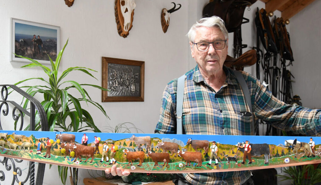  Diesen eindrücklichen Alpaufzug auf einer alten Zweimannsäge hat Hans Heeb kürzlich gestaltet und umgesetzt. Bilder: Corinne Hanselmann