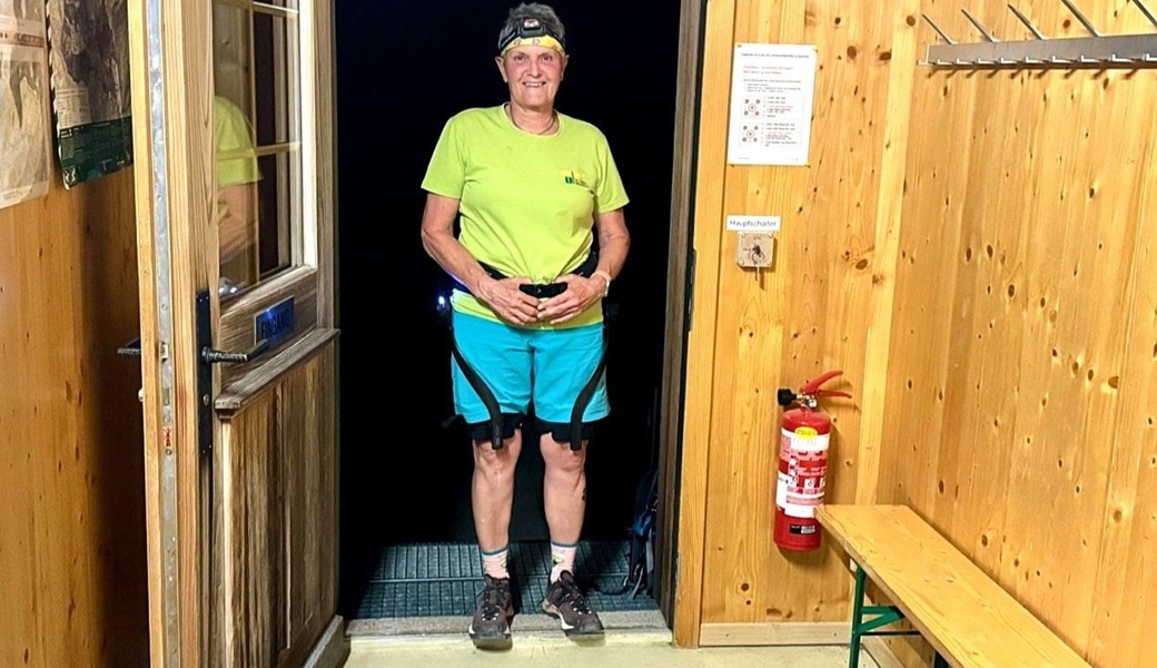 Christiana Sutter mit Exoskelett um 1 Uhr morgens in der Chammhaldenhütte.