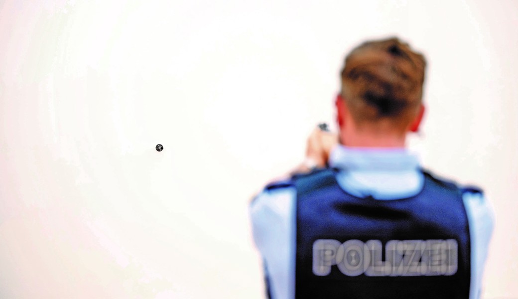 Ein Polizist hat im Auftrag des Kunstmuseums fünf Schüsse mit dem Revolver auf die Gipswand abgegeben.