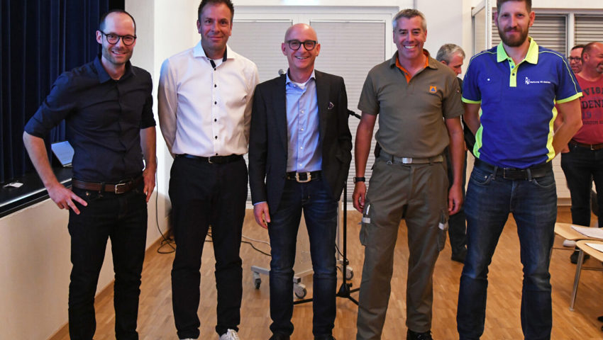  Von links: Markus Hofmänner, Marcel Senn, Patrik Hämmerle, Roland Huber und Ralf Gmür informierten über das Neubauprojekt von Feuerwehr, Zivilschutz und Rettung. 