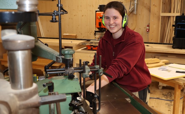 Hier fliegen die Späne: Sie investiert ihre Ferien in Designmöbel