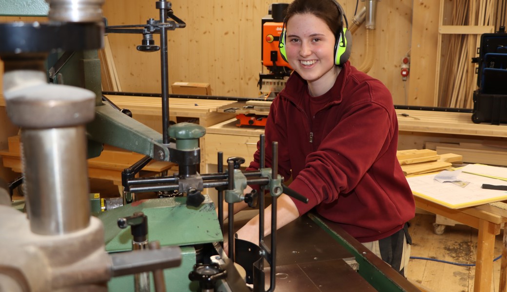 Laura Mannhart an der Kehlmaschine in ihrem Lehrbetrieb in Trübbach. 
