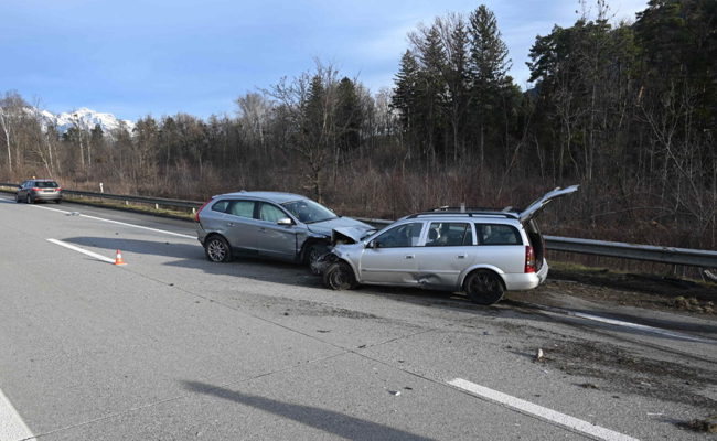 Unfall zwischen zwei Autos auf Autobahn: 30-jährige Frau wurde unbestimmt verletzt