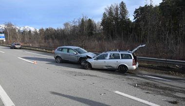 Unfall zwischen zwei Autos auf Autobahn: 30-jährige Frau wurde unbestimmt verletzt