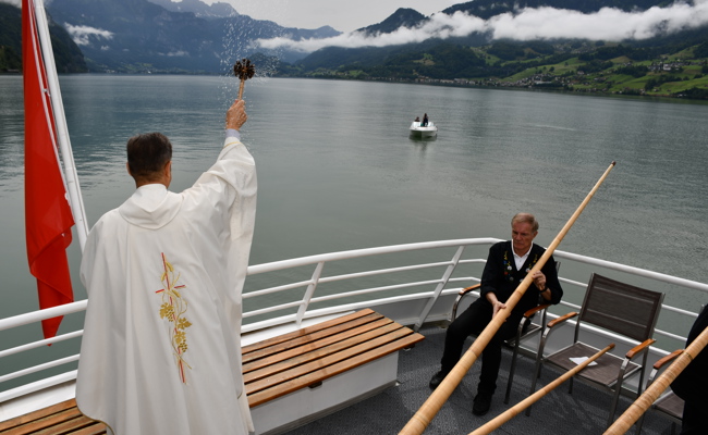 Alter Brauch, neues Schiff: Seeprozession abgehalten