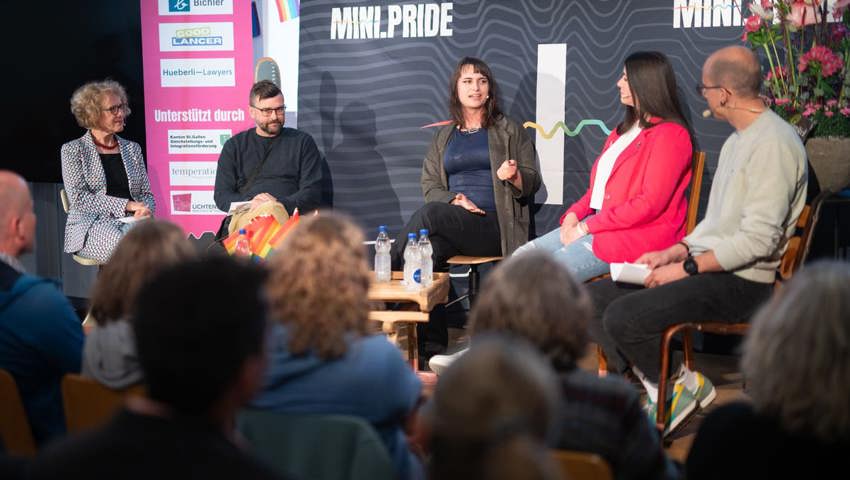 Die Podiumsteilnehmenden Corine Mauch, Philipp Hofstetter, Jade Nerling und Elena Schiavo mit Gesprächsleiter Fabian Rütsche (von links).