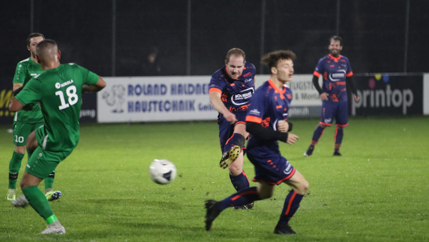  Der Trübbächler Schuss aus der zweiten Reihe geht am Tor vorbei.