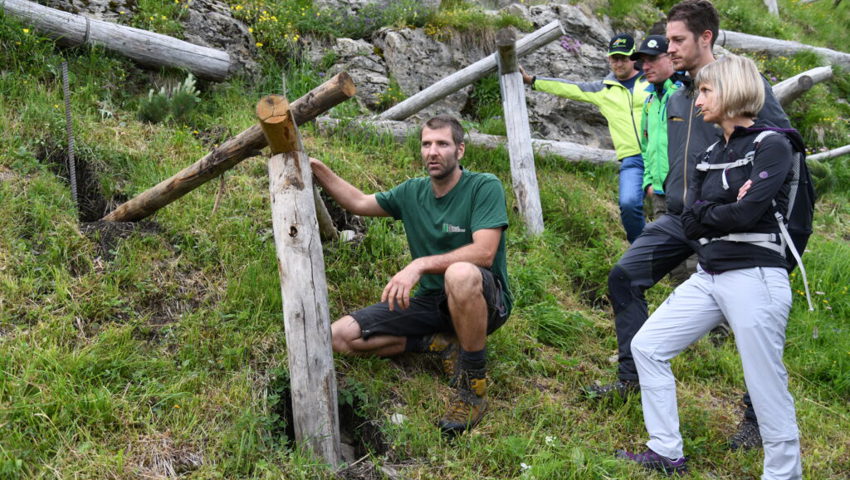  FOG-Mitarbeiter David Peyer erklärte die aufwendige Bauweise eines Dreibeinbocks.