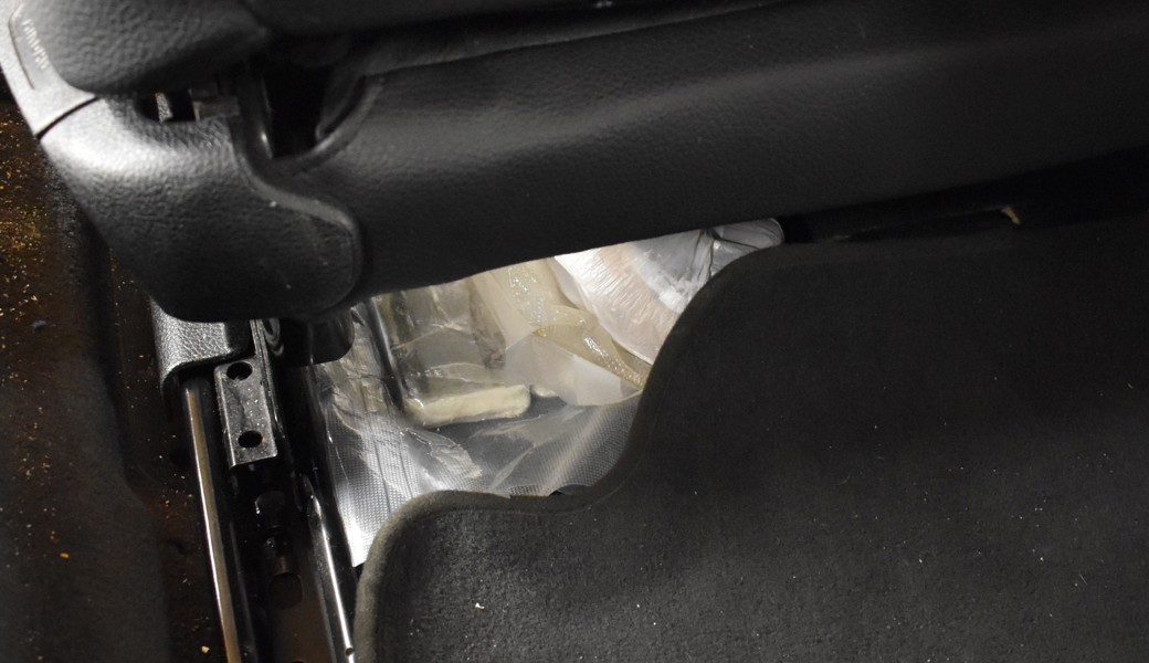 Bei der Durchsuchung des Autos wurden in verschiedenen Verstecken Drogen entdeckt, unter anderem unter diesem Sitz.