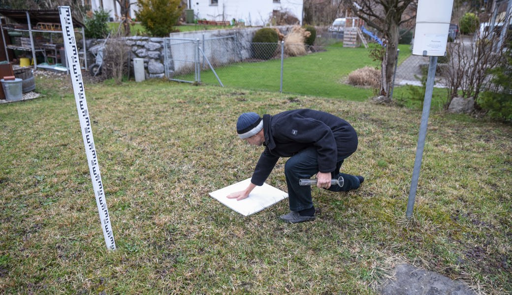 Felix Götti betrieb die Niederschlagsmessstation von Meteo Schweiz mit der Vorrichtung für den Regen (rechts), dem Neuschneebrett (Mitte) und der Gesamtschnee-Messlatte (links).