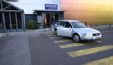 Einbrecher fahren mit gestohlenem Auto ins Haag-Center
