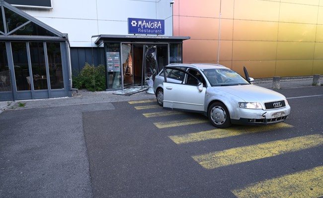 Einbrecher fahren mit gestohlenem Auto ins Haag-Center