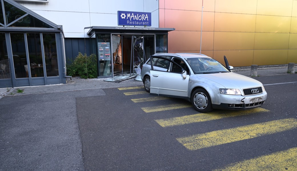 Einbrecher fahren mit gestohlenem Auto ins Haag-Center