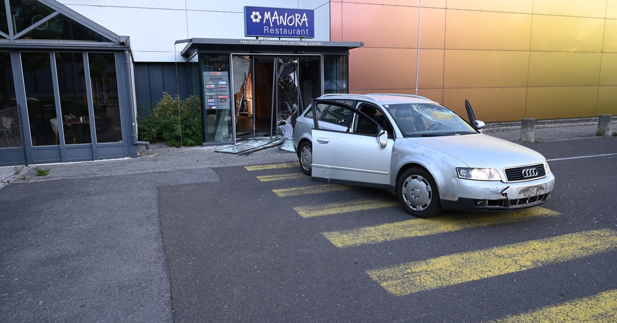 Einbrecher fahren mit gestohlenem Auto ins Haag-Center