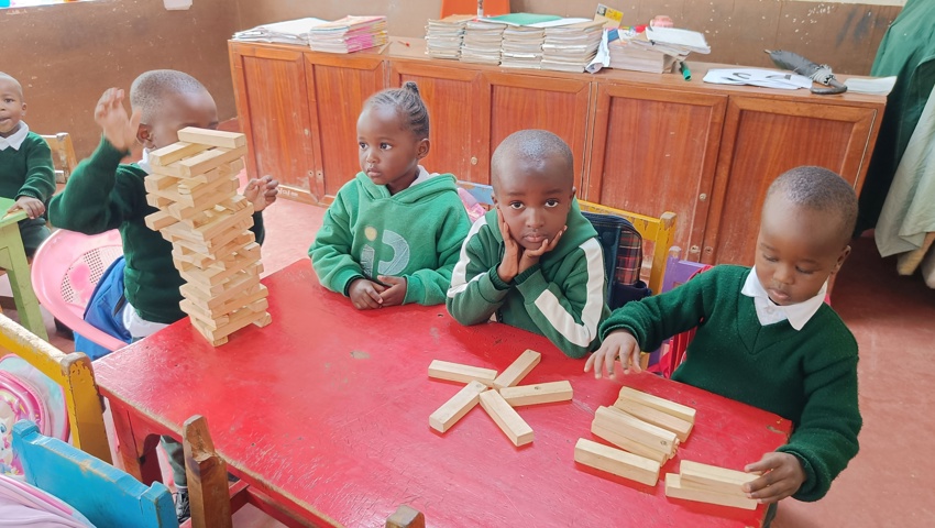 Kleine Baumeister und Baumeisterinnen im Kindergarten.Bilder: PD