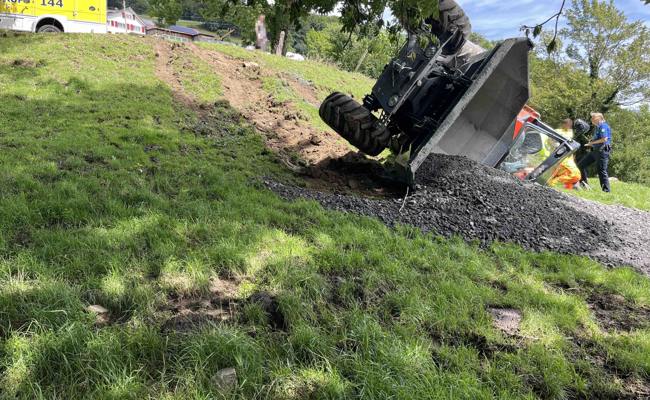 Beim Rückwärtsfahren mit Transporter das Bord hinab überschlagen