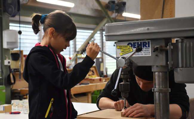 Bohren, Backen, Basteln: Wartauer Schulkinder legen beim Ferienpass Hand an