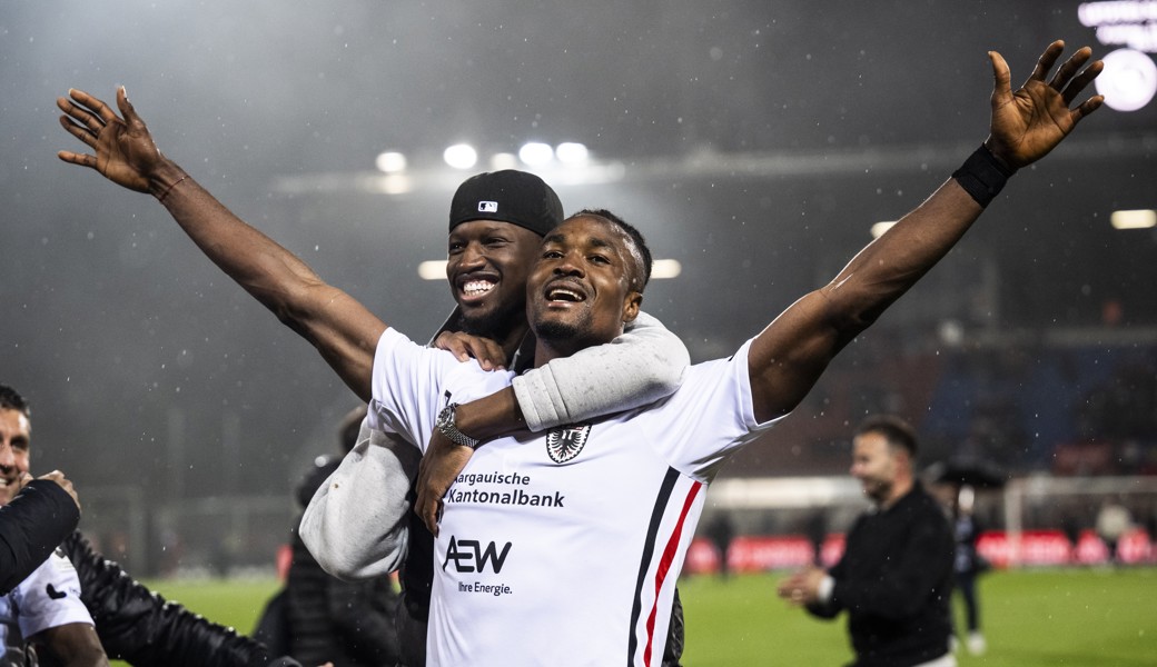 David Acquah (FCA), vorne, bejubelt seinen Siegestreffer.