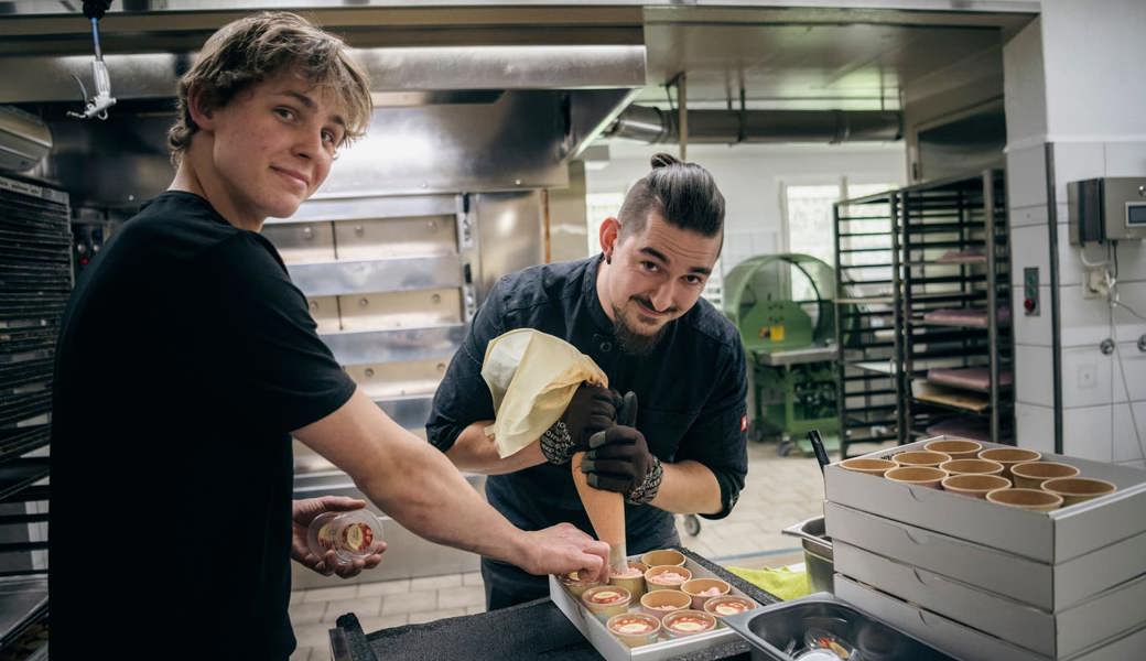 Neben Zopf und Gipfeli wird hier auch die traditionelle Vintage-Glace hergestellt. Auf dem Bild: Maik Traber (links) und Geschäftsführer Philipp Ziehler.