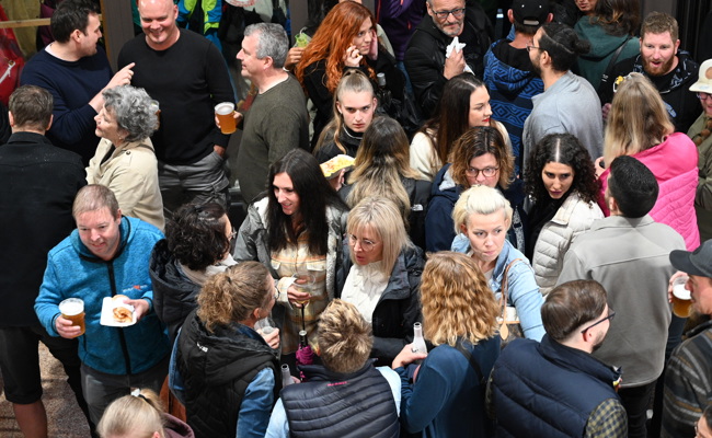 Das grosse Wiedersehen im Schulhaus Türggenau - erste Bilder
