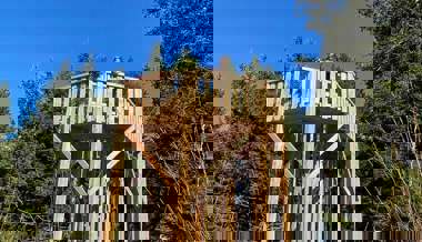 Gemeinsames Projekt: Lernende realisierten eine neue Aussichtsplattform im Grabser Rosshag