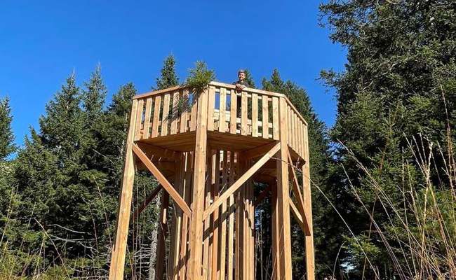 Gemeinsames Projekt: Lernende realisierten eine neue Aussichtsplattform im Grabser Rosshag