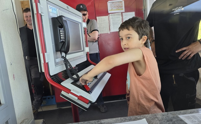 Herzenswunsch erfüllt: Julien übernimmt die Kontrolle über die Sesselbahn